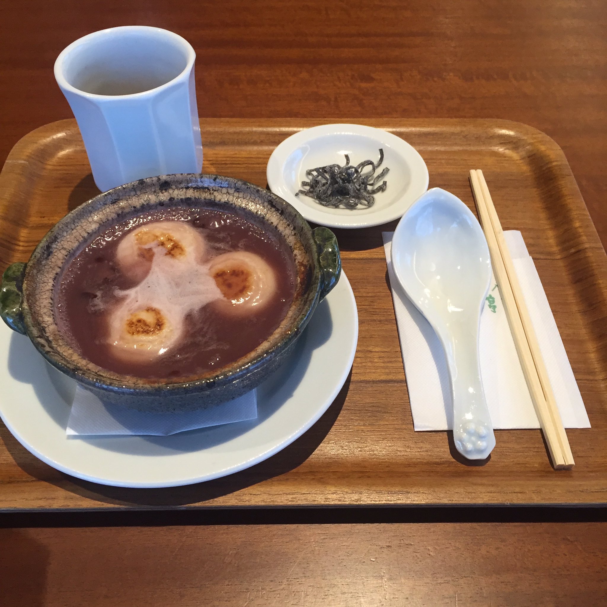 庵 自粛中 旭川市神楽岡8条2丁目にある六花亭神楽岡店さんの喫茶室で 季節のおすすめ土鍋ぜんざいを 熱々の煮立ったぜんざいは最後まで冷えることなくいただけます 六花亭 六花亭神楽岡店 ぜんざい おしるこ 神楽岡公園 プラタナス通