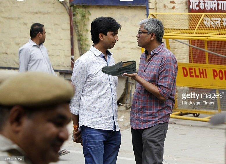 GeetaYahoo's tweet photo. Ashutosh to Kumar Vishwas:
Arre main toh openly maar nahin sakta abhi kejriwal ko...tum hi mera joota le ke maar do.
#DelhiCold Deaths.
#UselessAAP
#SoldOutAAP https://t.co/2QDJkNsO6p