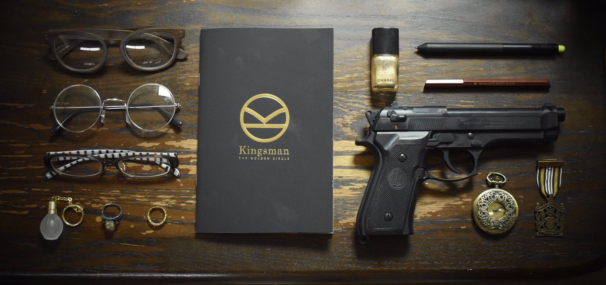 やなまる キングスマンのパンフレットとモノを並べて武器に見えるやつわたしもやりたかった 武器混ざってるけど T Co Bawhh7ii3p Twitter