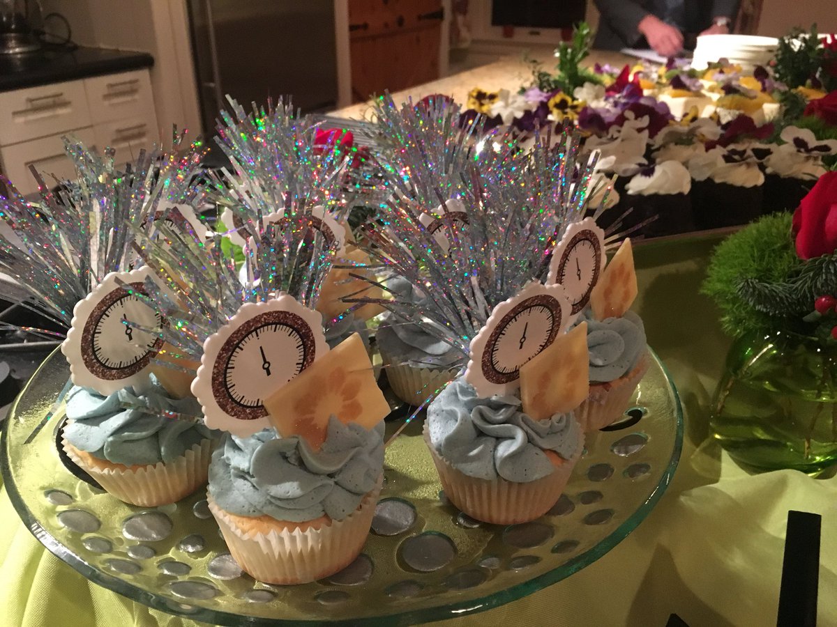 lakeaustinspa's tweet image. Welcoming the New Year with music, casino night, and more importantly...these yummy treats! 🎉🥂🍰
.
.
#happy2018 #sweets #enjoy #funfillednight #lakeaustinsparesort #atx #newyearseve #holidayseason #lakelife