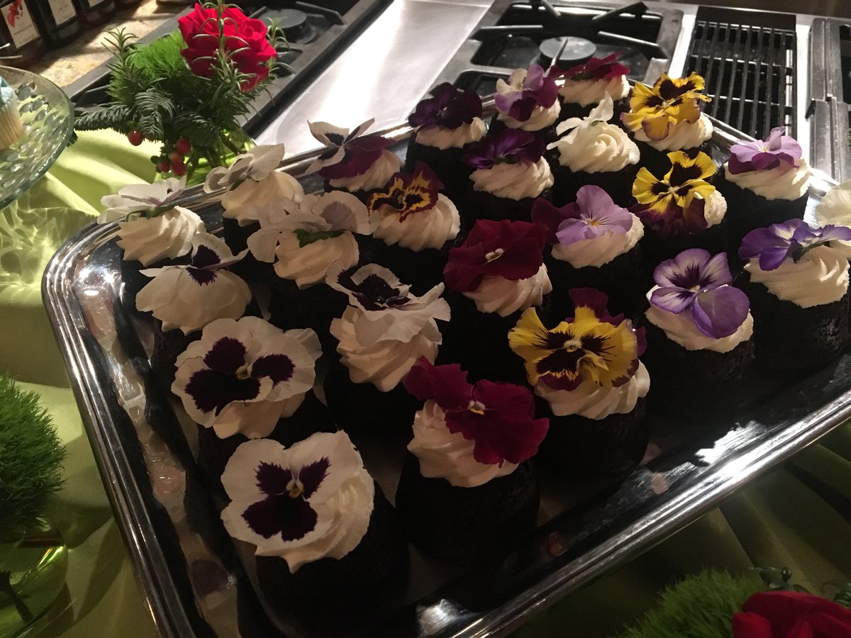 lakeaustinspa's tweet image. Welcoming the New Year with music, casino night, and more importantly...these yummy treats! 🎉🥂🍰
.
.
#happy2018 #sweets #enjoy #funfillednight #lakeaustinsparesort #atx #newyearseve #holidayseason #lakelife