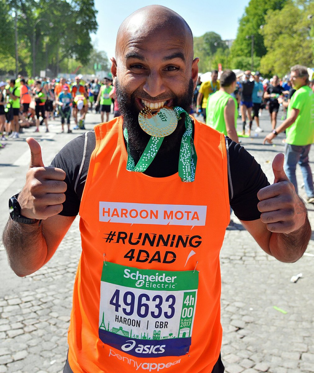 Haroon_Mota's tweet photo. 2017 a difficult year of running fitness but it started off great running 4 Marathons in the space of 3 weeks back in April, raising £28,000 for @pennyappeal in memory of my dad. Bring on 2018!!! #Running4Dad #UKRunchat #HappyNewYear https://t.co/Q6fEvdB01B