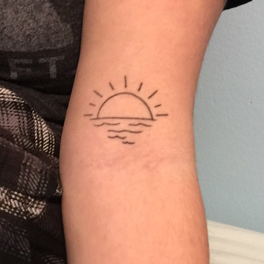 annabelja's tweet photo. Best sunsets of 2017 - the year I decided to permanently display my love for sunsets on my body https://t.co/IUSrfo0fLZ