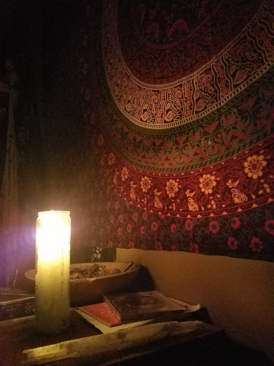 Endora1110's tweet photo. My nap space #reikimaster #reikiroom #naptime #soIcantryandstayawakepast10pm
#nye2017 https://t.co/A31vElshLX