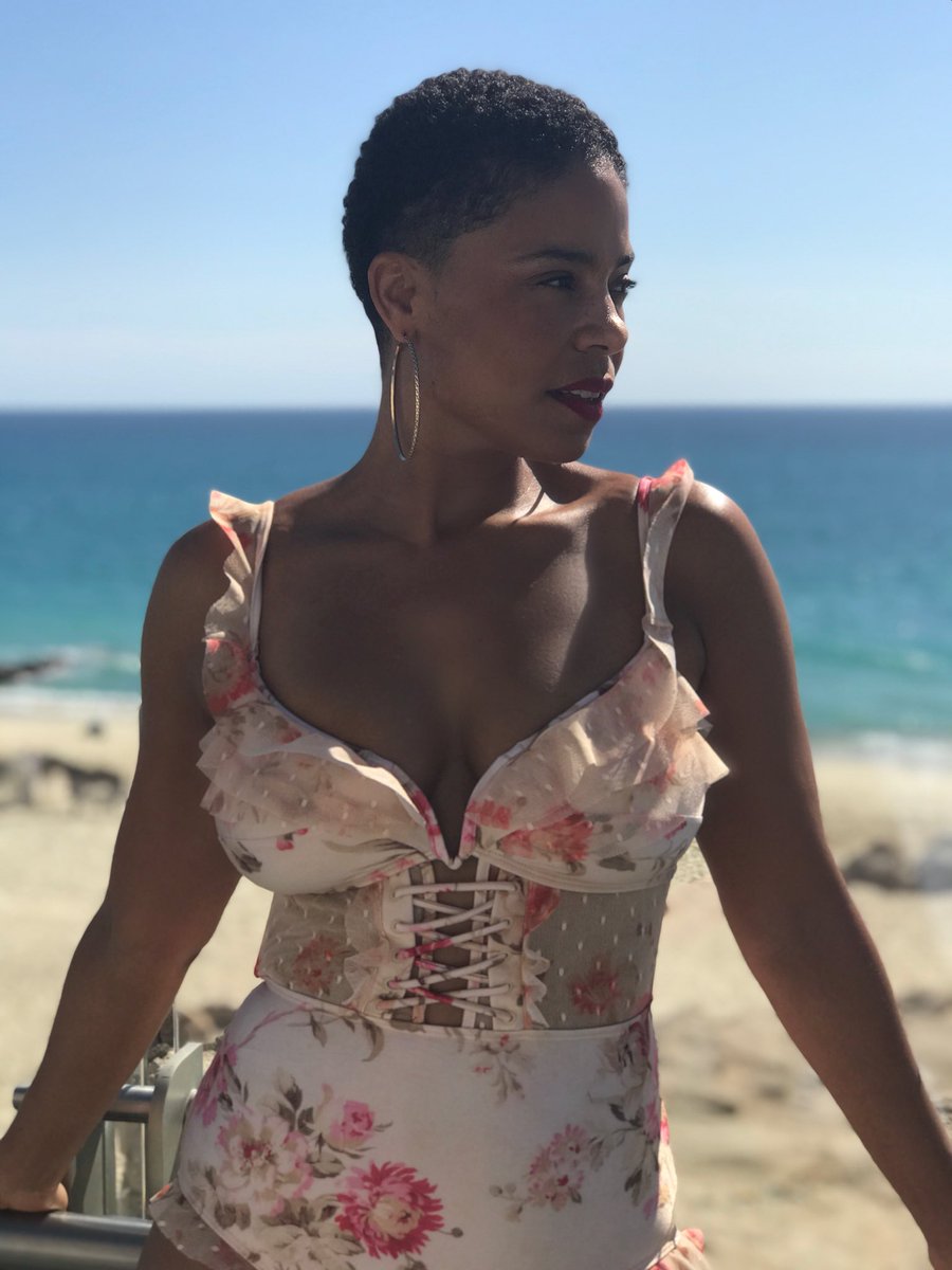 justsanaa's tweet photo. 🌺🌺🌺🌺 #HappyNewYearsEve https://t.co/DjnT7wUm8m