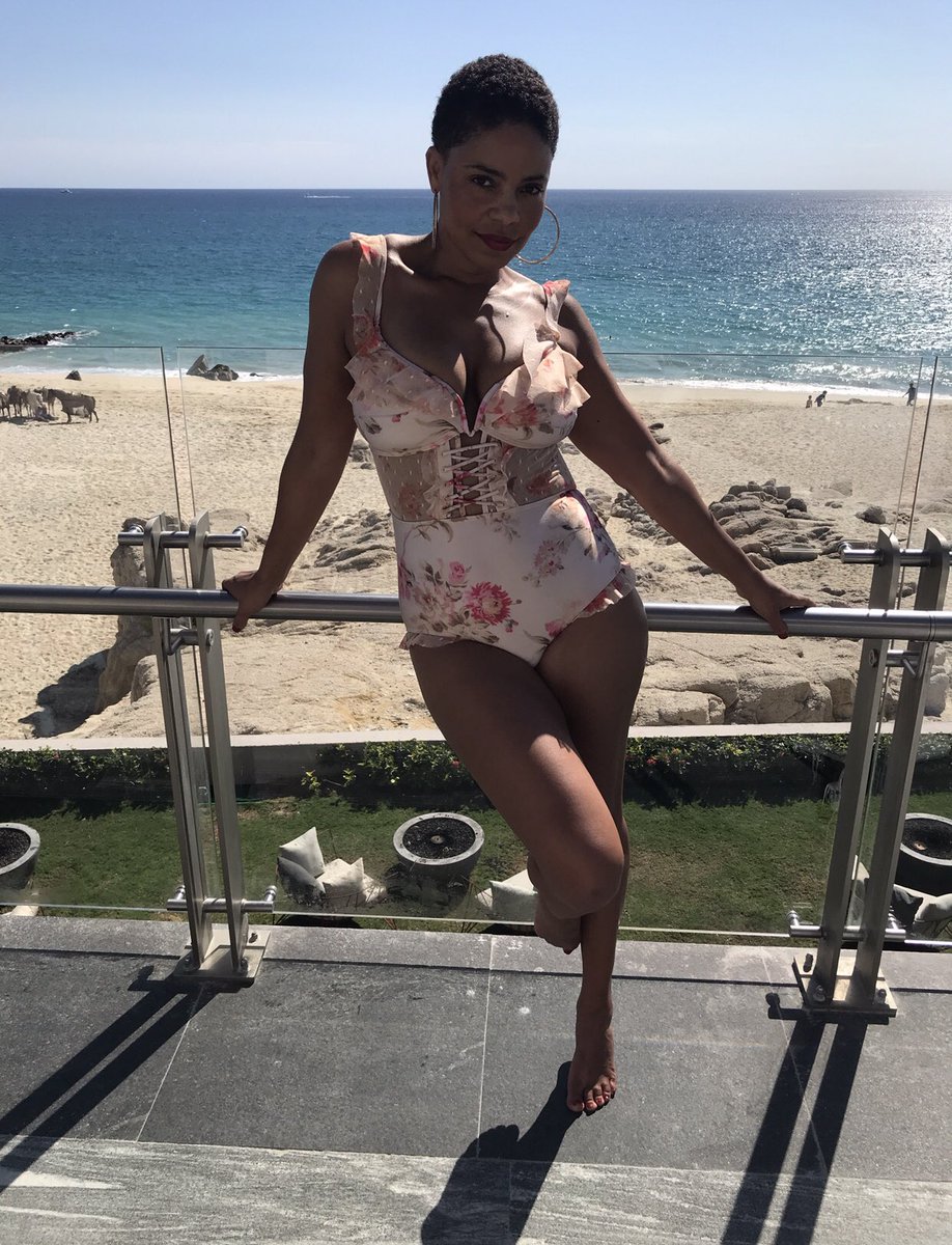 justsanaa's tweet photo. 🌺🌺🌺🌺 #HappyNewYearsEve https://t.co/DjnT7wUm8m