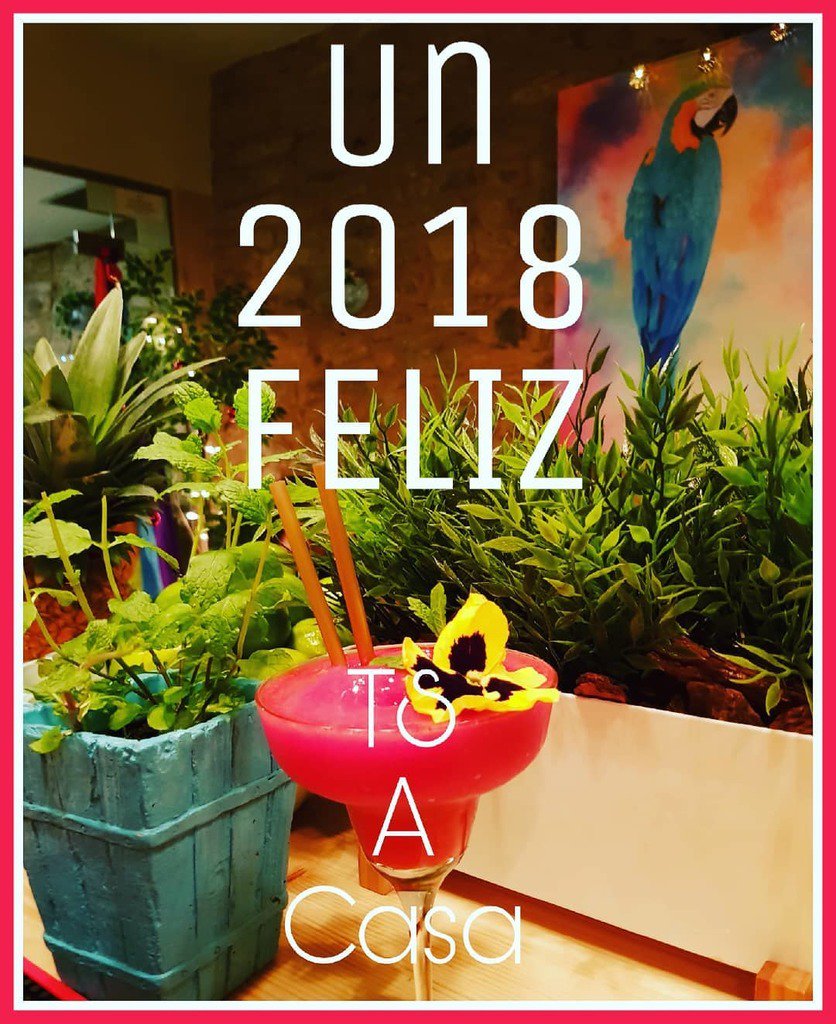 ts_a_casa's tweet photo. Novos soños 💜...nova cifra 💚...novos desexos e novas metas 💙! BO 2018!!! #tchau2017 #gayfriendly #ruadesanpedro #caminofrances #vexetariano #coctel #scq #santiagotropical #galizatropical #santiagodecompostela https://t.co/t8RIVvJpch https://t.co/7Y1BgKIcrD