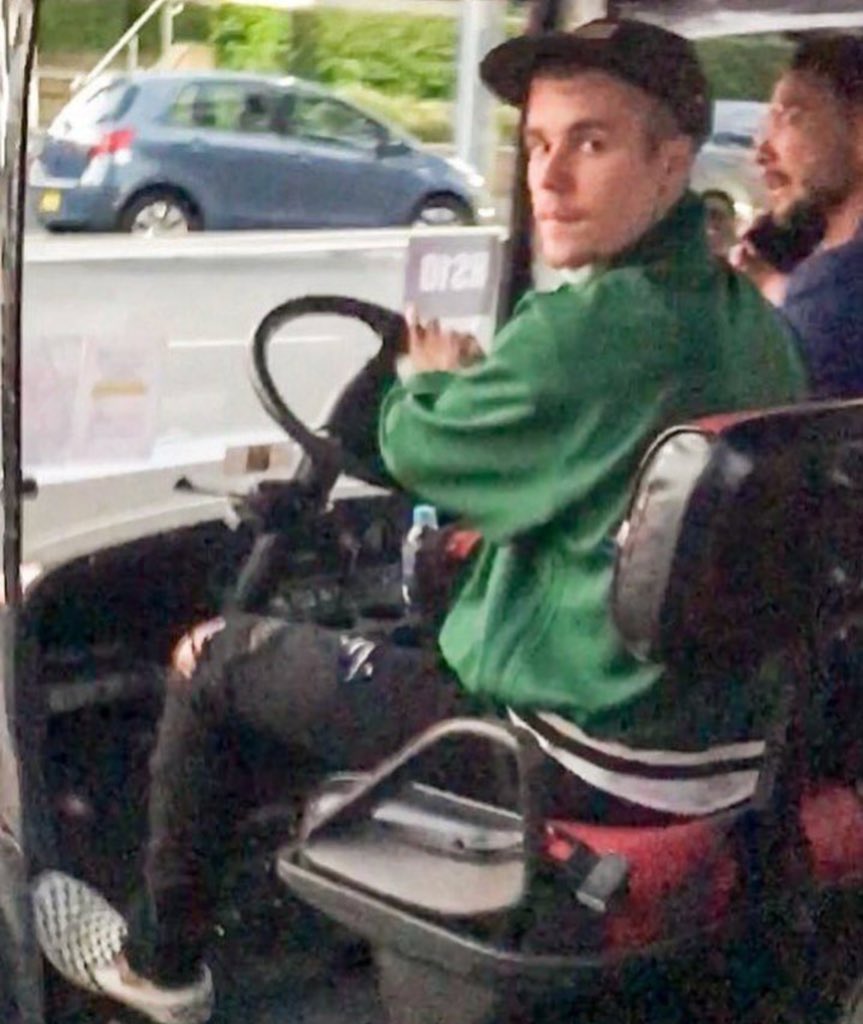 euphoricdrews's tweet photo. Confirmed: Justin’s 6th sense is officially spotting camera’s https://t.co/vrUZcbaevj