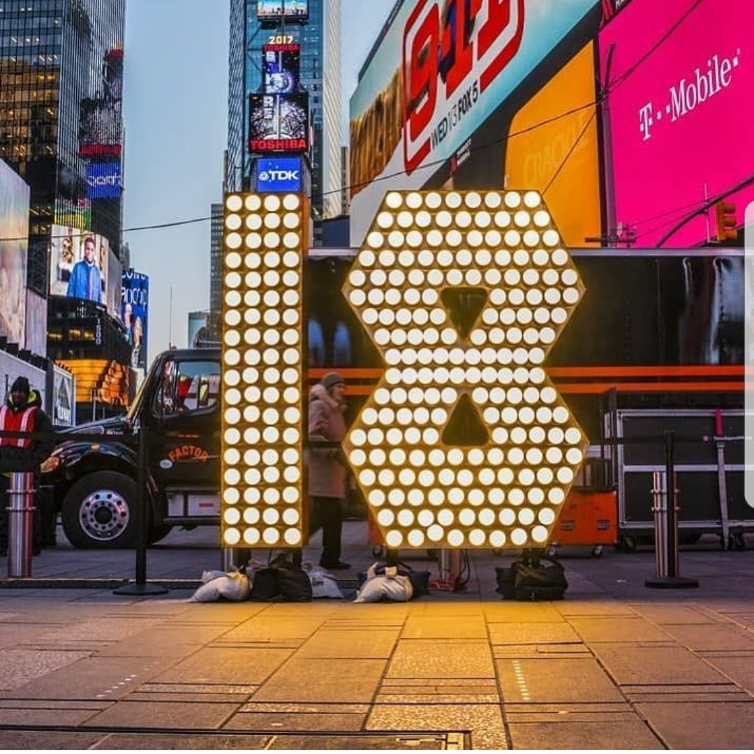 syn3rgycreative's tweet photo. Cheers to an even bigger 2018! #NewYearsEve #HappyNewYear2018 https://t.co/llQd7qJWa8