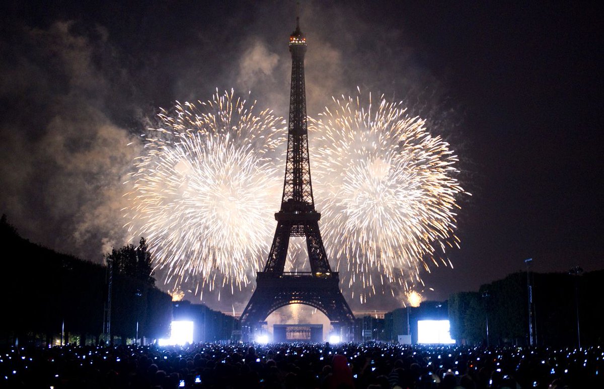 #HappyNewYear from #Paris! #BonneAnnee #BonnesFetes #BonneAnnee2018 #BonneAnnée #BonnesResolutions #ChampsElysees #France #Europe #World #2018 #future #NewYear