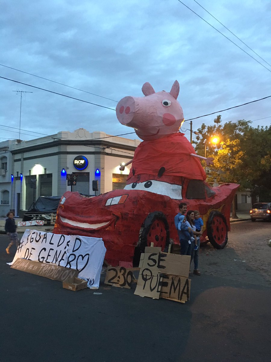 eduardoaller's tweet photo. 1956-2017 61 años de la mejor tradición del mundo. 10 y 40. Muñecos De #LaPlata #FindeAno2017 #UltimoDiaDelAno #BuenDomingo https://t.co/d9t6NNJBMX