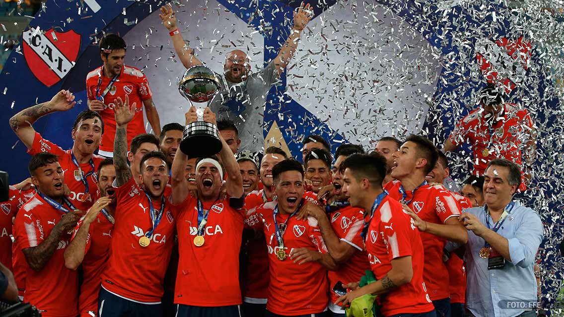 ElRojoEstaGede's tweet photo. Se va un año hermoso en el que supimos recuperar la identidad y volver a levantar una copa en el Maracana. Que el 2018 sea aun mejor, esto recien empieza. Todos juntos. Todo rojo. https://t.co/qWXxUTVTpP