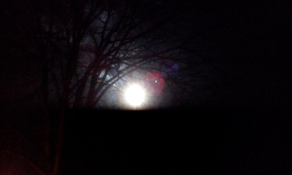 Lichtbollen vullen de hemel boven winschoten. De keukenmeiden gieren door de straten. #dvhn