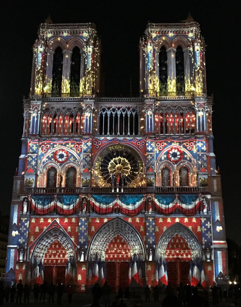 notredameparis's tweet photo. Bonne année, Happy New Year, Feliz Año Nuevo https://t.co/tz66FtqQCx