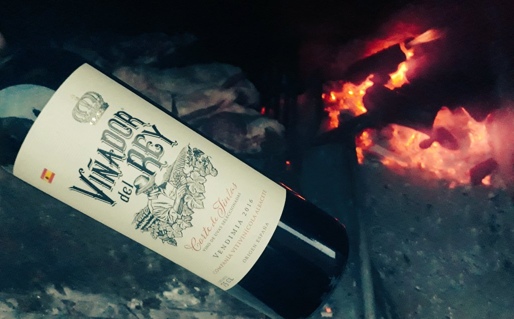 Vinarquia's tweet photo. Empezamos con los fuegos de #FindeAno2017 en #MarDelTuyu.
Todo un juguito este vino, ideal para la previa y la picada. $200-250 👍 https://t.co/vzgQJNQf3c