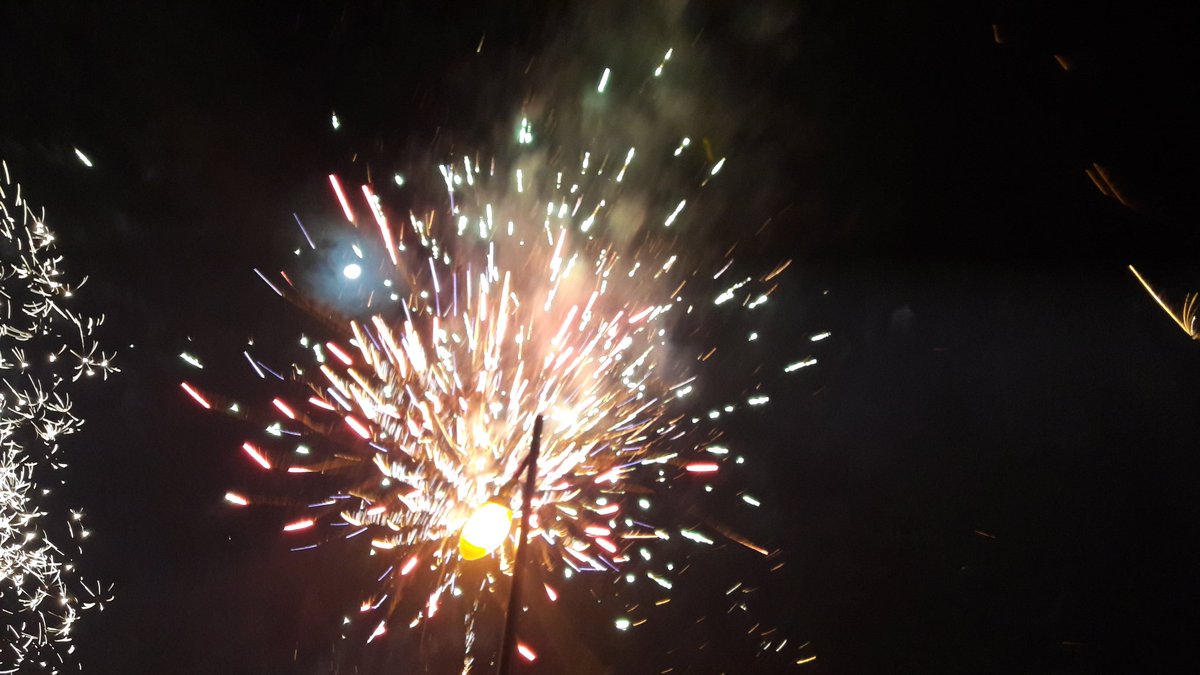 ADLeodeVries's tweet photo. Söesterkwartier barst uit zijn voegen van het vuurwerk.. https://t.co/shoPlCvRBc