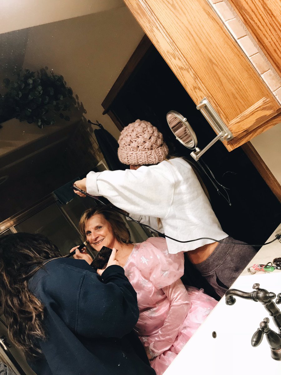 ashtynschaee's tweet photo. My grandma threw my cousins a NYE princess party 😭😭 she had us do her hair and makeup, made hand made scroll invitations, and invited them over for a Ball at the Bodensteiner Castle 💖💖💖 SO EXTRA. AND SO PRECIOUS. https://t.co/58RKBdzDRY