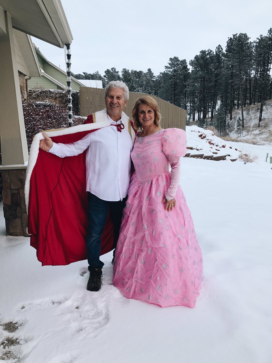 ashtynschaee's tweet photo. My grandma threw my cousins a NYE princess party 😭😭 she had us do her hair and makeup, made hand made scroll invitations, and invited them over for a Ball at the Bodensteiner Castle 💖💖💖 SO EXTRA. AND SO PRECIOUS. https://t.co/58RKBdzDRY