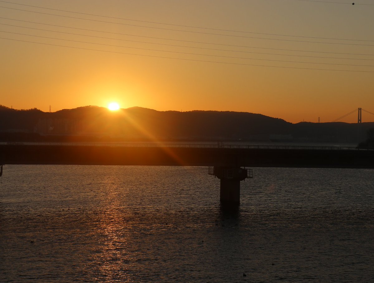 아침에 망설이다가 집을 나섰는데 얼마 못가서  동해바다 가는길은 주차장.길을 돌려 울산 명촌교에서 해맞이 하면서  한 컷. 늘 같은 해라고 하지만 또 희망이라는 의미를 부여해 봅니다