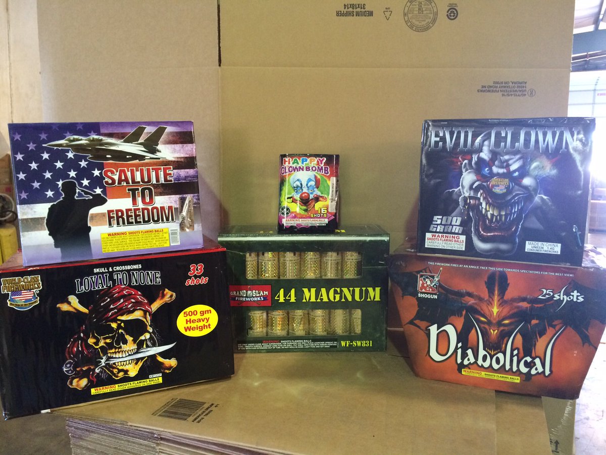 GrandSlamFW's tweet image. Bring in the New Year with a beautiful firework display.  You still have time to buy at two of our SW Washington locations.  Battleground on Main St near the 76 station and Washougal in the Bi-Mart parking lot.  Both locations open until 11pm tonight.  #Fireworks #NewYear2018