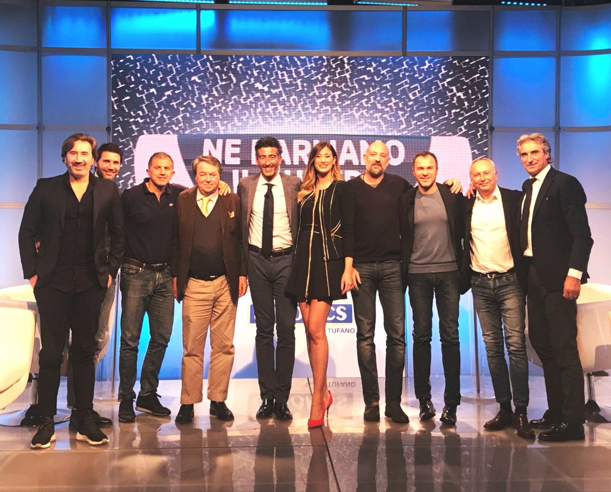 Buon anno ai miei compagni di viaggio di #Neparliamoillunedì <a href="/canale8napoli/">mpdpdpd</a> @SilverMele <a href="/NoemiDeFalco/">Noemi De Falco</a> <a href="/saviopanico/">savio panico</a> <a href="/Ricrom_ricrom/">Riccardo Romano</a> <a href="/turi_roma/">turi romano</a> @xavierjacobelli <a href="/carminemartino2/">Carmine Martino</a> <a href="/GinoRIVIECCIO/">GINO RIVIECCIO</a> #RDiFusco #ACorbo <a href="/gaetanofontana/">gaetano fontana</a>. Che sia un 2018 ancora più bello