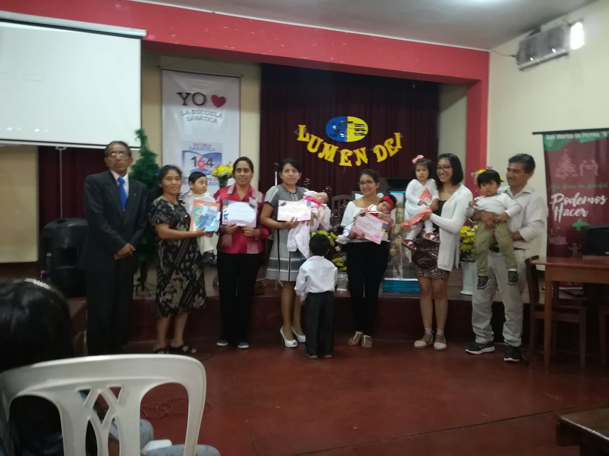 PrRodriguezs's tweet photo. Padres contentos y felices de Condevilla, SMP "D" con sus niños alimentandolos y haciéndolos crecer a través de su compromiso de estudiar la Biblia #MetasCRM #MICOP @AdventistasUPN https://t.co/t3B5Z25uDs