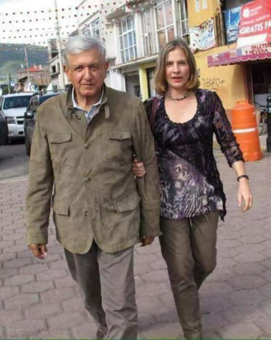 EL_CAMALEON_MX's tweet photo. Feliz 2018 #Adios2017 #newyear #Feliz2018 #FelizAñoNuevo #MiVotoParaAMLO #TodoMexicoConAMLO #TodoYucatanConAMLO #YucatanConAMLO #FelizAMLOnuevo #FelizAMLONuevo #FelizAMLOnuevo2018 @lopezobrador_ 
#EsUnHonorEstarConOBRADOR #MORENA https://t.co/bxuJuQBv71