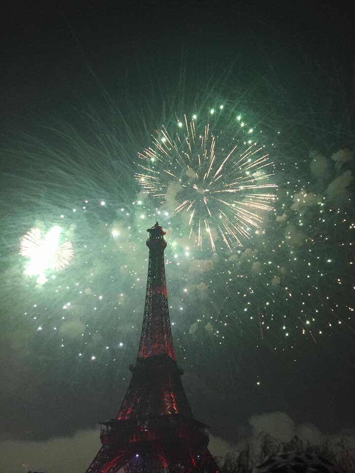 jalpariiiiii's tweet photo. Awsome fire works 😍👌🏻💕 
#happynewyear 2018 
Thiss is th beauty of lahore 💖👌🏻♥️ https://t.co/UP3jfSwMNg