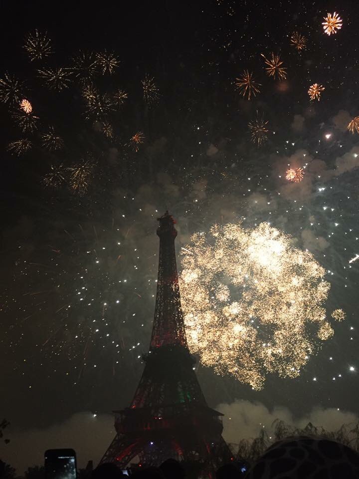 jalpariiiiii's tweet photo. Awsome fire works 😍👌🏻💕 
#happynewyear 2018 
Thiss is th beauty of lahore 💖👌🏻♥️ https://t.co/UP3jfSwMNg