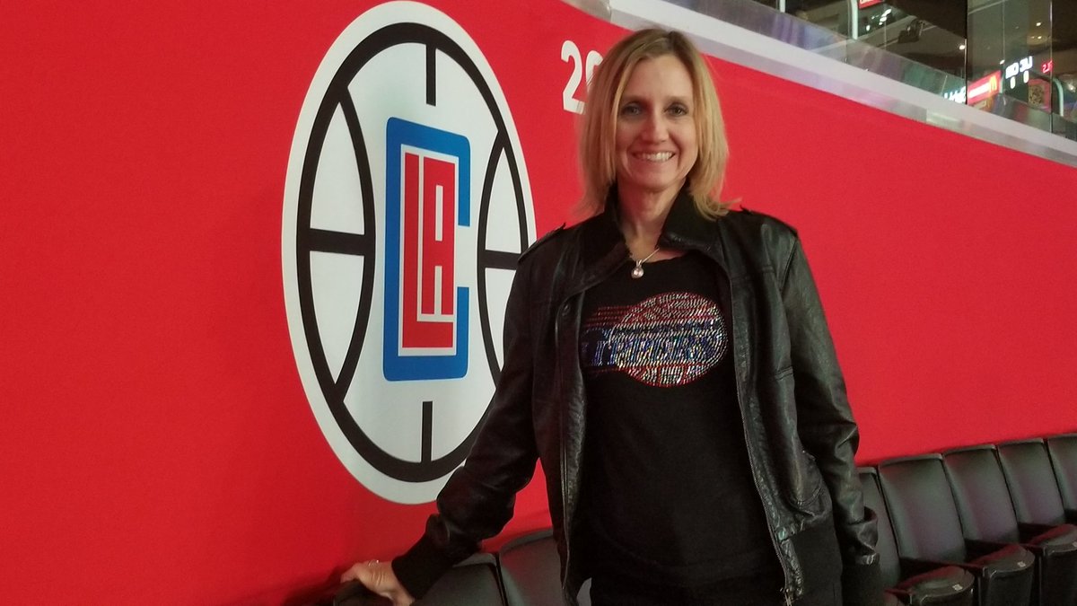 mdietzweb's tweet photo. Happy New Year's from Julie's happy place...and the Clippers! #Clippers  #clippernation #blakeisback  #ItTakesEverything https://t.co/qXmg9d4dWl