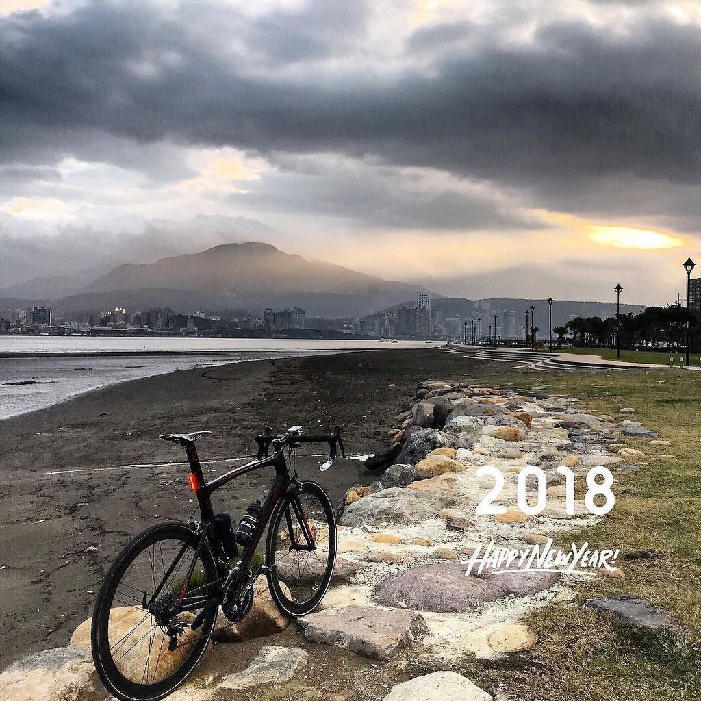 GUEE_Intl's tweet photo. •
Perfect Light in the first day of 2018🎉🎊
#guee
#cycling
#cyclingphotos
#cyclinglife
#thegoodbikelife
#welcom2018
#happynewyear
#simplysmart via https://t.co/MjzwC6N8Uu #cycling #biking #outdoors #bike #instagram https://t.co/NI6SyBYEFp
