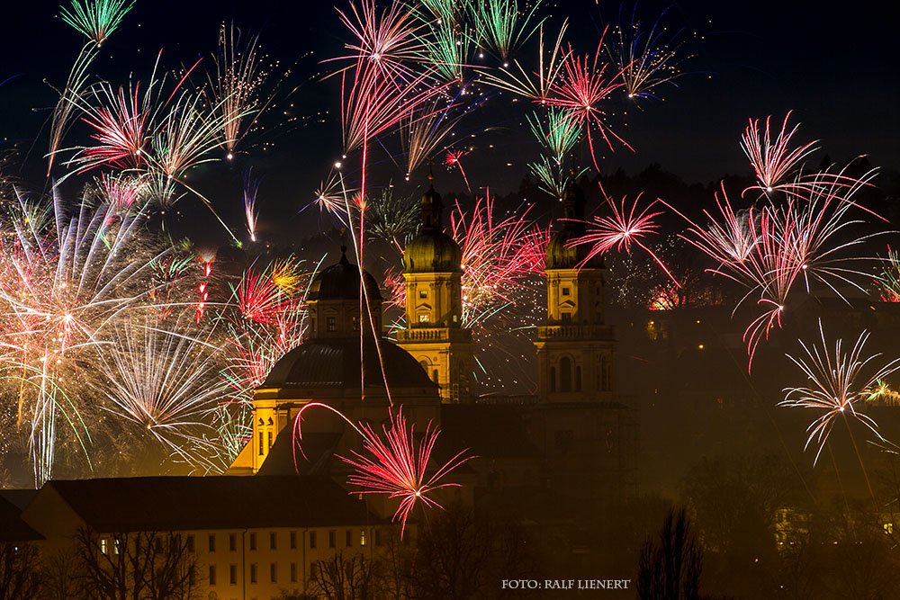 RalfLienert's tweet photo. Silvesterfeuerwerk über der Basilika St. Lorenz in Kempten https://t.co/JxdGOEJAMB
