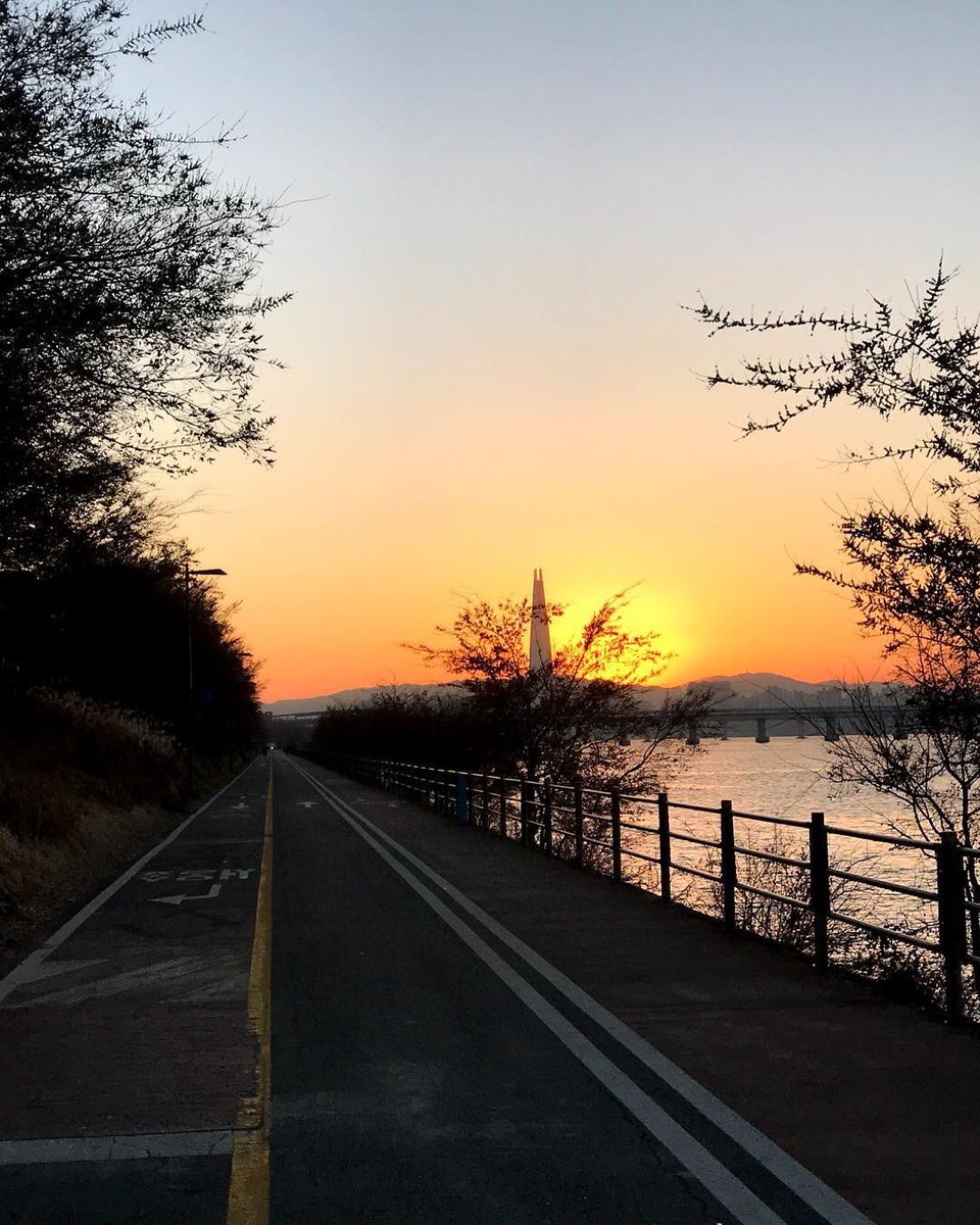 SJ ウニョク インスタ訳(1/1 8:32)
eunhyukee44:2018年 初日が出ました 皆さん 新年福沢山受けて 辛い思いをせず 健康でいて下さい! 周りの人たちを さらに見回し大切にする 一年となればと思います🙏🏻 
instagram.com/p/BdYpoyOgSNZ/