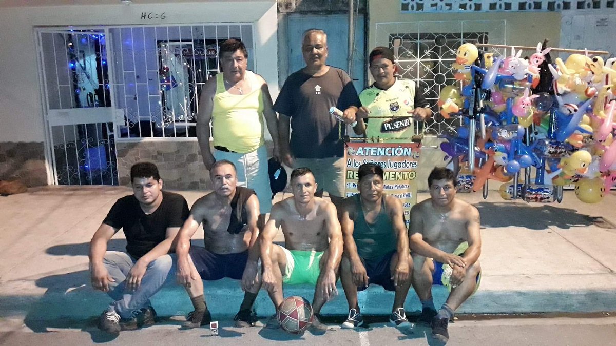 SaltosWillian's tweet photo. Despidiendo el año con los amigos del voli buenas nocjes mi gente feliz años 2018 https://t.co/Jw0w9Mf8u3