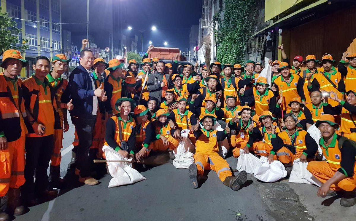 BoedoetHijrah's tweet photo. Keluarga besar Boedoet CUS40 mengucapkan selamat tahun baru 2018 masehi! Smoga tahun ini lebih berkah dari tahun kemarin, ulama dan umaro saling merangkul!
Tak lupa kamu ucapkan terima kasih bnyak untuk petugas kebersihan, jasa kalian luar biasa di malam tahun baru ini! #CUS40 https://t.co/YCT9W3qRIX