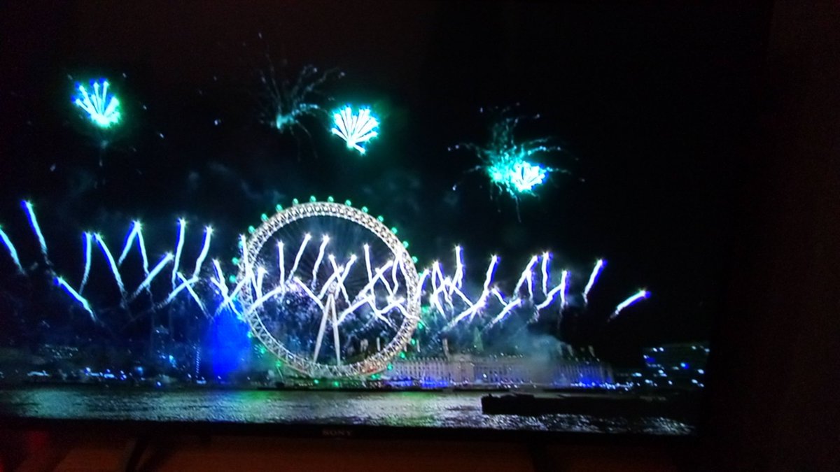 FullMoonAL's tweet image. Happy new year everyone! Wishing the best for 2018! 😉😄😆