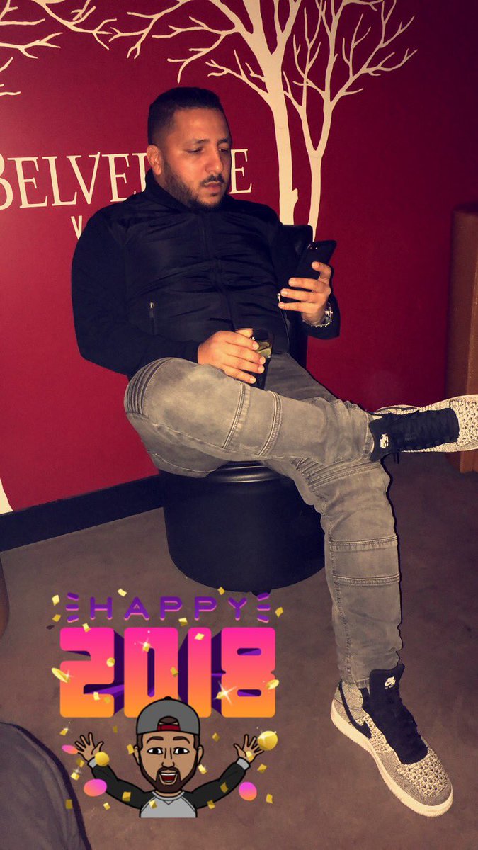 Bonne année 2018 à vous tous mes tweettos!!! Le meilleur du monde pour cette nouvelle année mais surtout la santé et la paix ds le monde!! 🙏😉👌♥️
