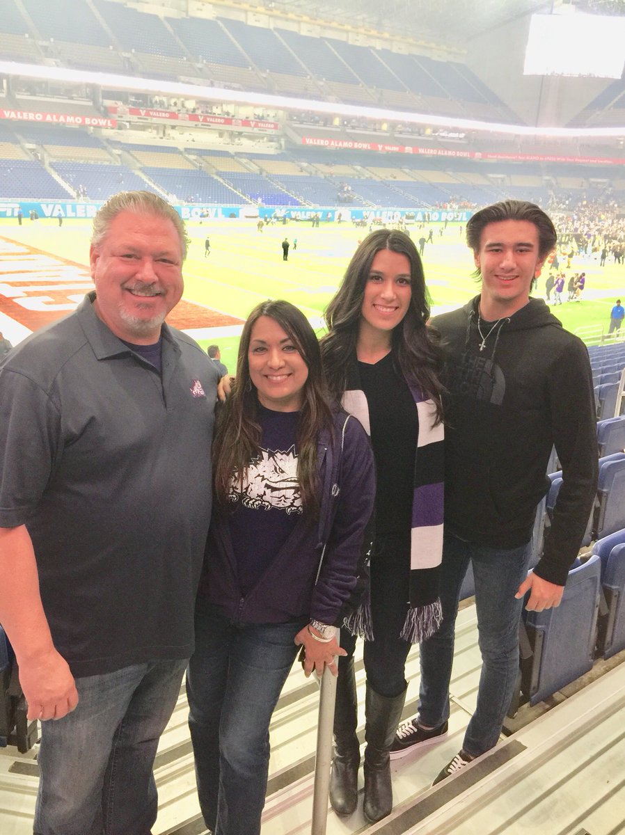 mdpittm's tweet photo. Awesome #AlamoBowl with our TCU Alumna / @TEGNA Producer! โค๏ธ @FCN2go @KENS5 @valeroalamobowl @TCU @TCU_Athletics @TCUFootball @TCUSports #AlamoBowl2017 #GoFrogs #FrogNation #kens5eyewitness #TEGNA #BeatStanford #TCUvsStan #FrogFam #MorningNews #WomanInMedia #NewsProducer https://t.co/Zrlz0dmyo8