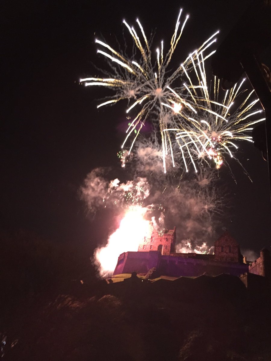 davidml2010's tweet image. Great fireworks in a fab city #Hogmanay #hogmanay2018 #Edinburgh