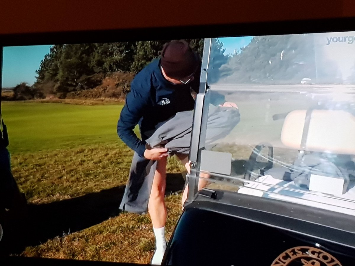 debpaul97_paul's tweet photo. @4golfonline @CoachLockey @YGTRory @HendriksenGolf 
What a sight to bring 2018 in with!!😣😣
#DatzEmbarrassing 😂😂 https://t.co/GE8a6UN1Yl