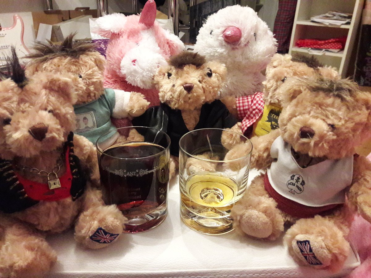 IdiotBears's tweet photo. Happy new year from the extended gang 😘🐻 https://t.co/NvNUJBvJRE