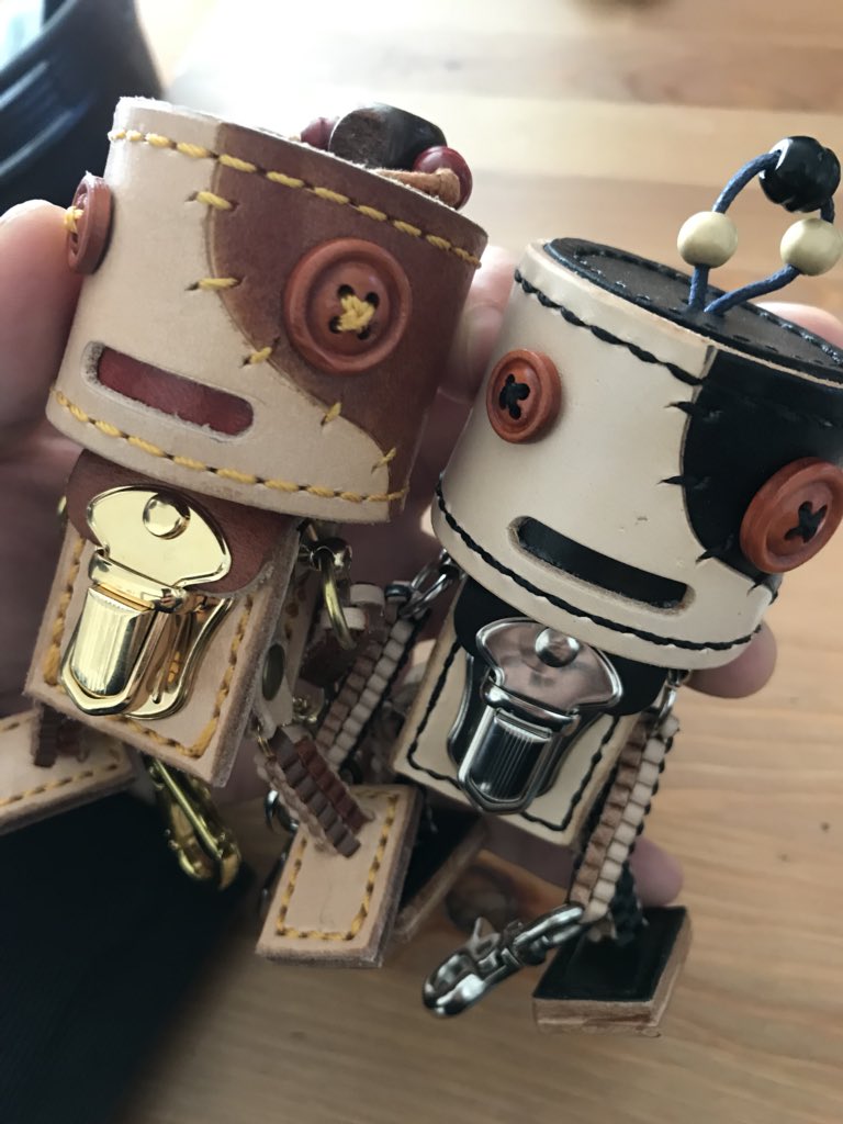 悠彩 Yusai 革をロボ用に変えてみたらえらい違うやないか 革ロボ ナチュラル 茶 ナチュラル 黒 革細工 レザークラフト 悠彩 カービング 寄居 革ロボ T Co Oa9dwyhwsh Twitter