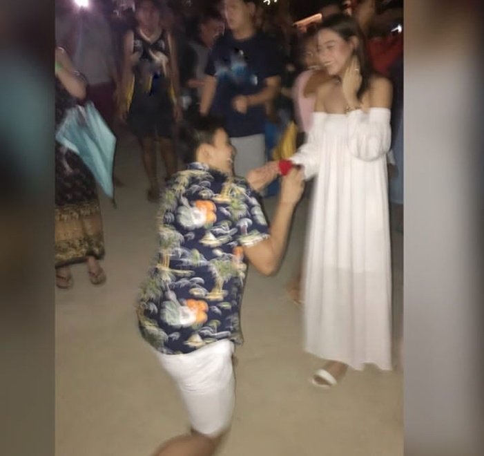 dbuzzketball's tweet photo. He knelt before her and asked will you marry me?
And she said YES.
And theyre getting married soon
Happy for @pjs08 .
Congrats https://t.co/lFvDoayb4A