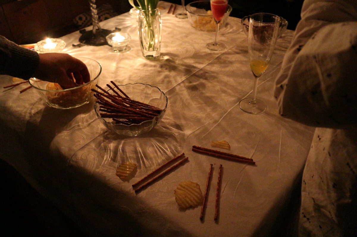 JankeB's tweet photo. Blev en spontan #retrospective  vid årets sista skälvande timmar. 2 stars and 1 wish (chips) från alla med glas i hand #högtochlågt #kärlekochglädje #skojochallvar #brakanblibättre #jappgiftmedenagilcoach ❤️
✨Gott nytt 2018! ✨ https://t.co/UN0ZPRUmmw