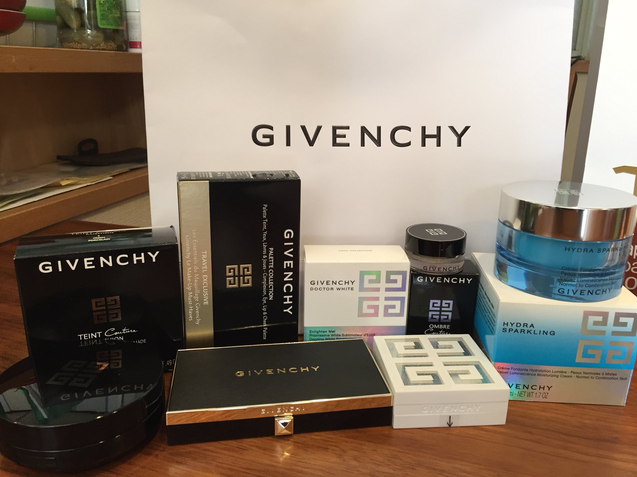 画像 今年の戦利品 横浜そごう初売りジバンシイ シュウウエムラ アユーラ リチャードジノリ ジバンシイは開場4分で整理券完売でした 激戦の末 1万円福袋をゲット なん まとめダネ