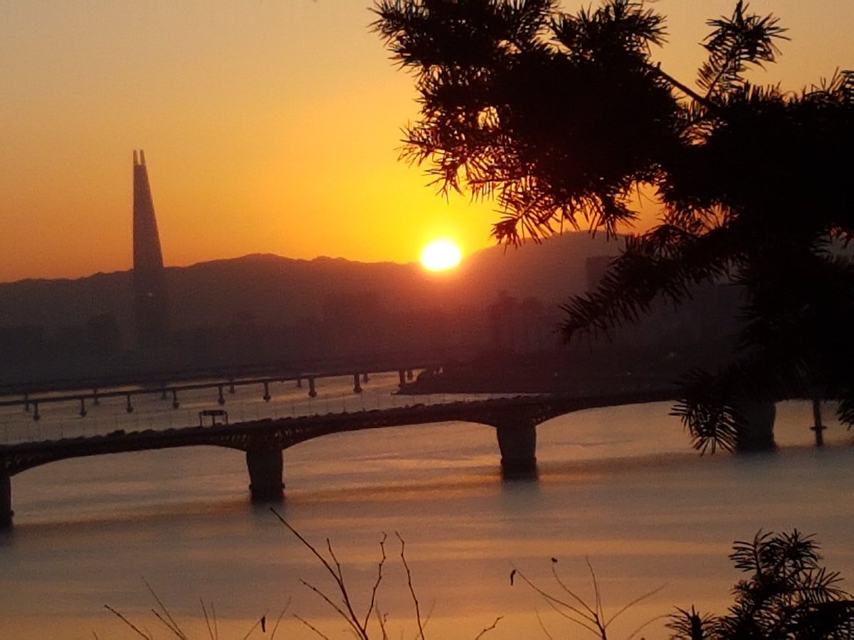 1월 1일 새벽, 살고 있는 옥수동에서 바라본  한강  해돋이풍경입니다. 자신감과 패기와 유머를 가지고  새해를  살아나갑시다