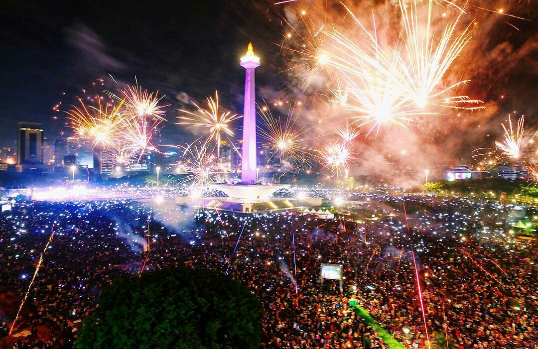 RBidura's tweet photo. Happy New Year 2018
#monas #jakarta #indonsia https://t.co/BzEpOLqLVC
