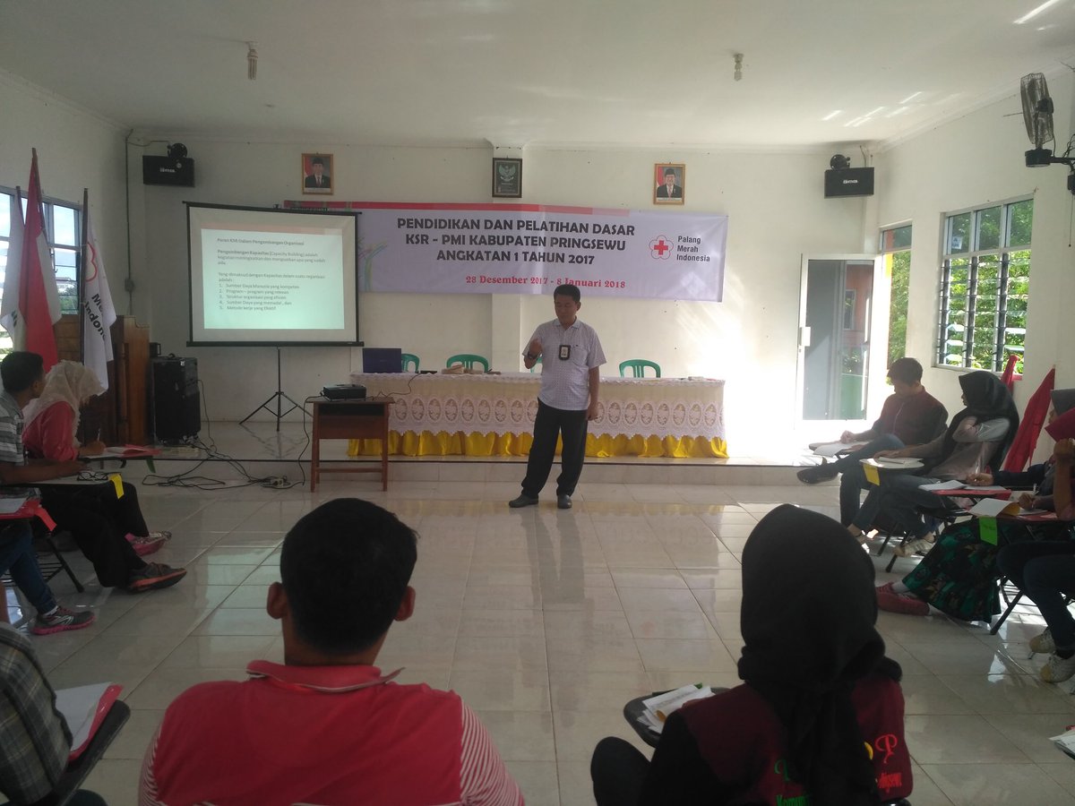 pmipringsewu's tweet photo. Materi Peran KSR dalam Organisasi oleh Arys Suharyanto Fasilitator PMI Prov.Lampung pada hari kelima Diklatsar KSR-PMI Kab.Pringsewu@palangmerah@pmilampung@pemdapringsewu@sujadimediacenter
#pmisiapbantu
#diklatsarksrpmipringsewu https://t.co/oemxCr2Eex
