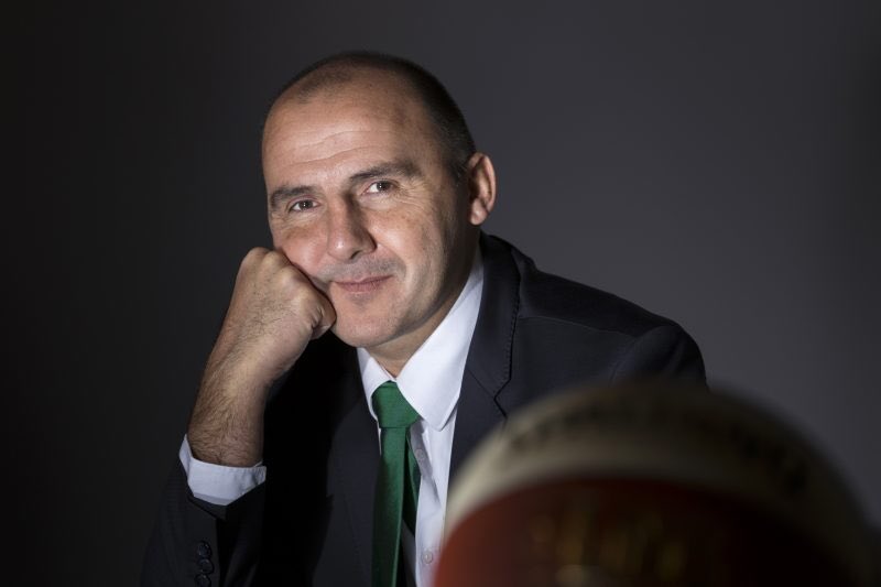 SOM_Boulogne's tweet photo. Les mots nous manquent à l’heure nous apprenons cette nouvelle.
Monsieur Forte, vous étiez un grand homme et avez marqué de votre empreinte le basket-ball français. Jamais nous ne vous oublierons.
Grosse pensée pour sa famille, ses amis et son club du CSP Limoges.
Reposez en paix https://t.co/wB4ZqUGouU
