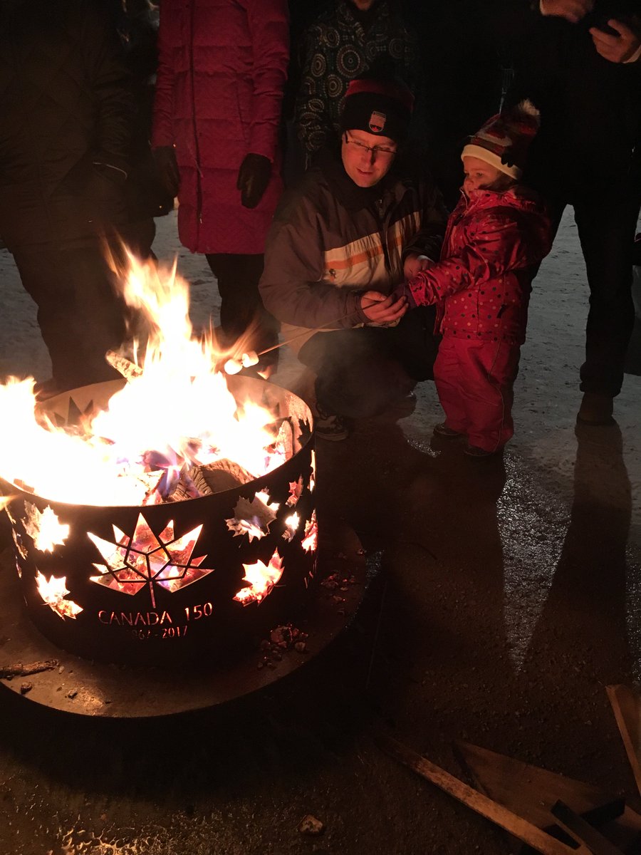 JohnNaterMP's tweet photo. S'mores, skating and fireworks:  a perfect Canadian New Year's Eve celebration in Palmerston!  Thanks to @TownofMinto and @mintofiredept for an awesome family event! #HappyNewYear https://t.co/f1XU5gkIXH